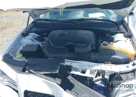 2016 Chrysler 300 Limited z USA, uszkodzony, nr VIN 2C3CCAAG1GH151364